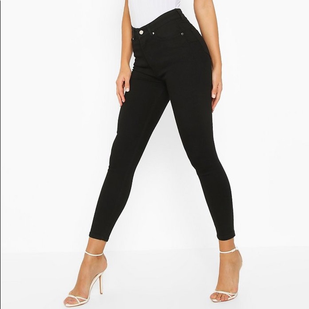 Boohoo NWT butt shaper mid rise skinny jean